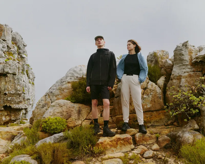 ON Mens Cloudrock Mid Waterproof Shoes - Black-Black-8